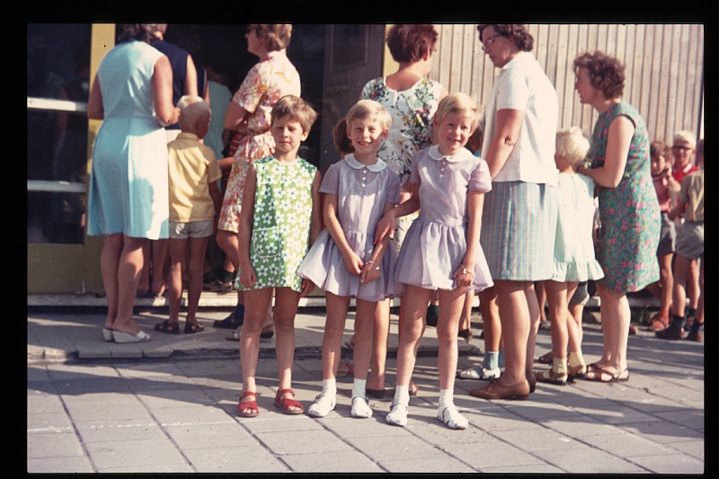33.Delft aug 1969 Brigitte,Marion.JPG